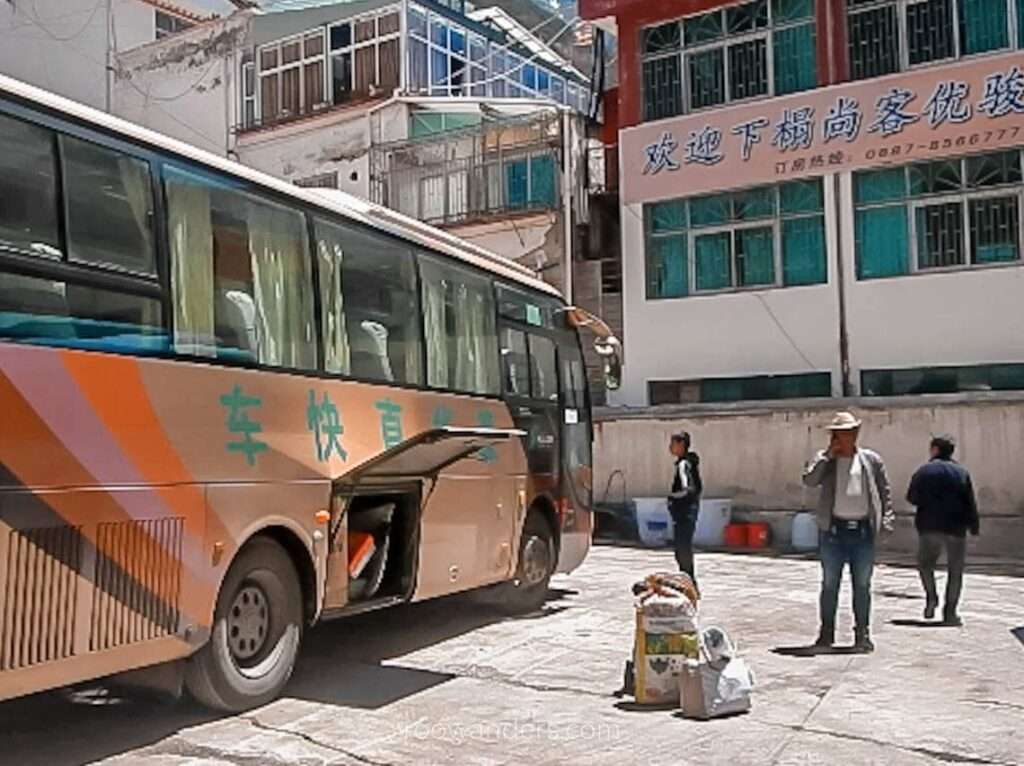 Deqin 德钦县 Bus, China - RooWanders