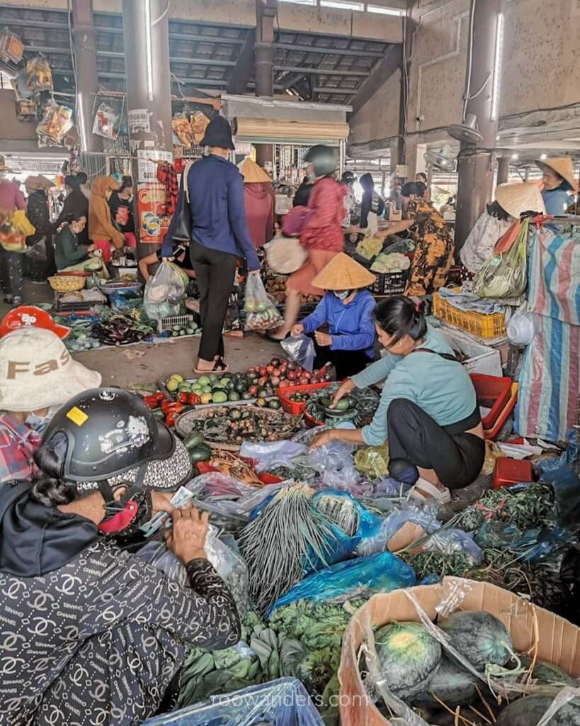 Hai Van Huong Thuy Morning Market, Vietnam - RooWanders
